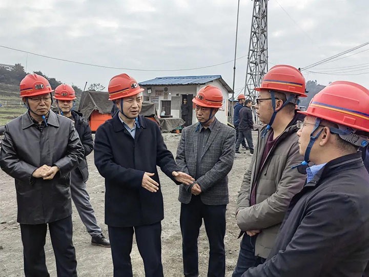 罗平县县委副书记、县长王玮一行到云南东源罗平东城煤矿有限公司调研指导