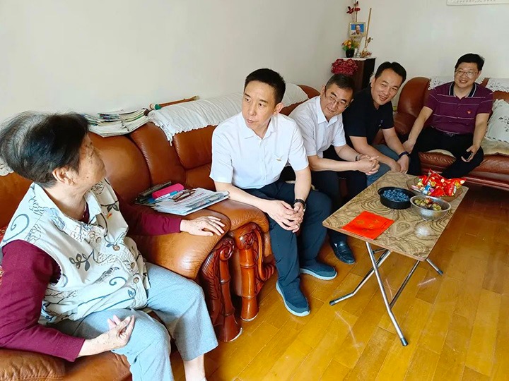 走访慰问老党员　不忘初心送关怀——龙8头号玩家(国际)官方网站（煤化）集团党委副书记、工会主席王鑫到老干党总支开展“七一”慰问活动