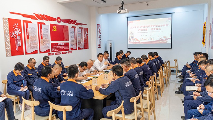 龙8头号玩家(国际)官方网站集团党委副书记、工会主席王鑫到云南解化公司氨加工厂党支部讲授专题党课