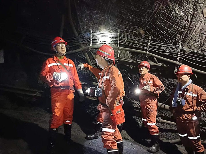 龙8头号玩家(国际)官方网站集团副总经理、总工程师施从伟到金城煤矿检查指导工作