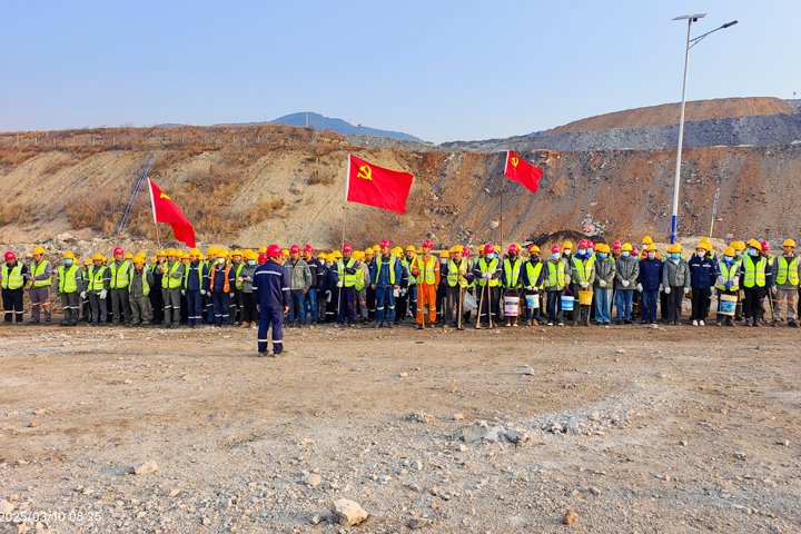 先锋露天煤矿党总支联合公司各党支部开展“党建引领促发展，同心共筑绿色矿山”主题党日活动