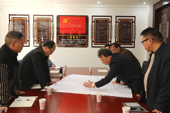 龙8头号玩家(国际)官方网站集团副总经理杜昌华一行到团结煤业公司调研指导工作